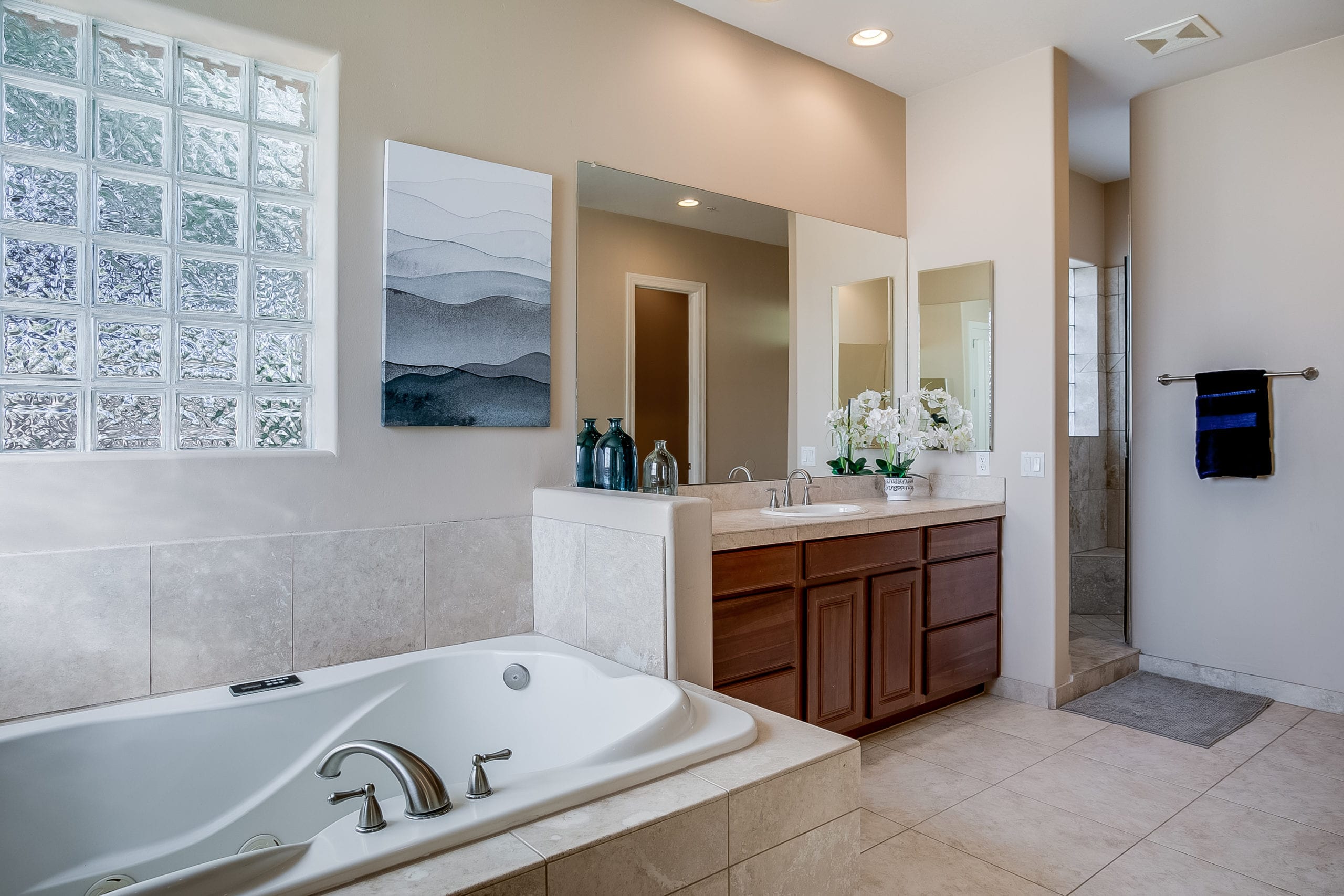 Master Bath Jetted Tub Walk-In Shower Resort Towels at Whisper Trail Resort